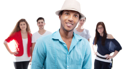 Junger Mann schaut lächelend in die Kamera