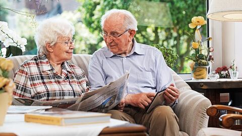 Seniorenehepaar sitzt auf Couch