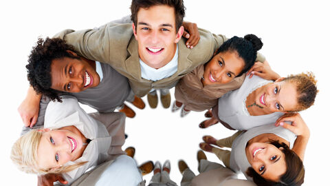 Menschen stehen in einem Kreis 