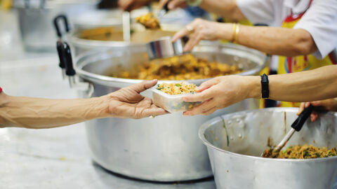 Suppenküche, Essen wird ausgeteilt Suppenküche