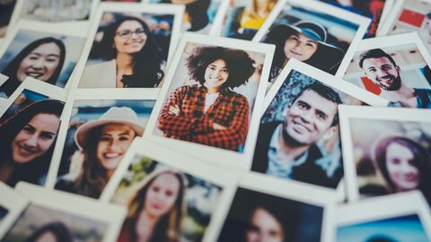 Sammlung Polaroidfotos die Menschen verschiedener Nationalität zeigen