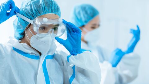 Personen mit Schutzausrüstung