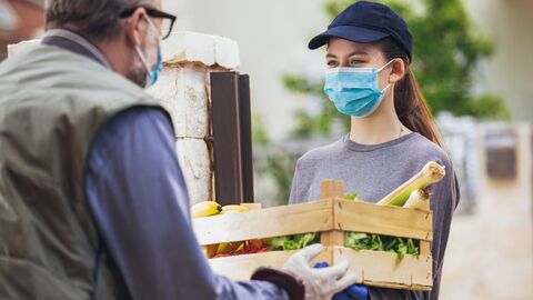 Ehrenamtliche Hilfe, Übergabe einer Lebensmittelkiste