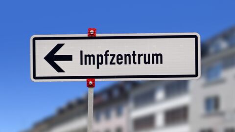 Hinweisschild zum Impfzentrum
