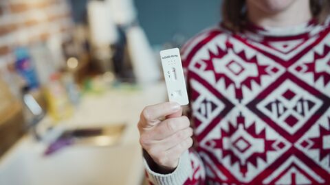 Schnelltest Corona Eine Person zeigt einen Schnelltest Corona