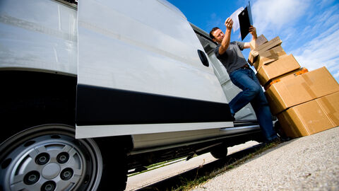 Kurierfahrer lädt Kartons aus 