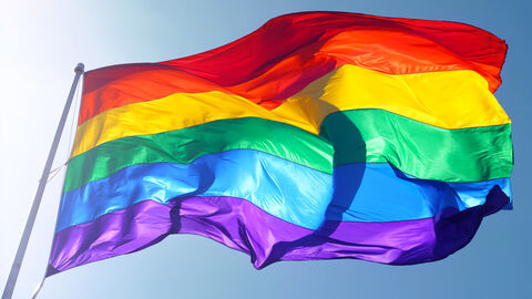 Regenbogenflagge flattert im Wind Regenbogenflagge flattert im Wind