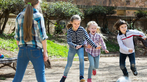 Fußball spielende Kinder