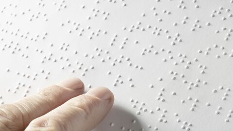 Finger ertasten Brailletext 