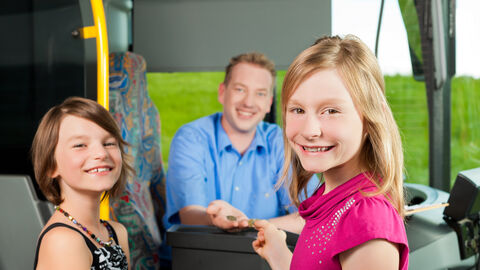 Mädchen bezahlt Fahrkarte im Bus