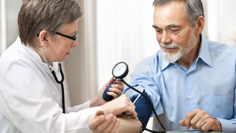 Blutdruckmessung in Hausarztpraxis