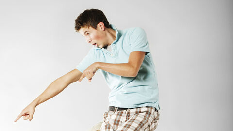 Teenager springt in die Luft