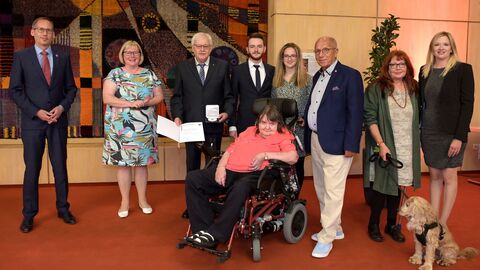 Verleihung der Pflegemedaille an Herrn Hans-Jürgen Becker (3.v.l.) aus Baunatal