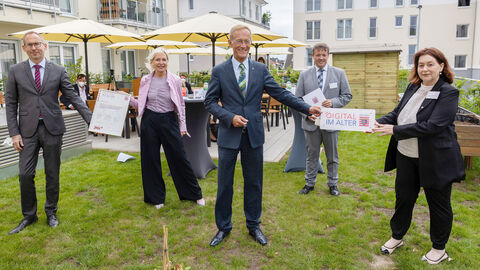 Sozialminister Kai Klose, Digitalministerin Prof. Dr. Kristina Sinemus, dem Chef der Staatskanzlei, Staatsminister Axel Wintermeyer, Bürgermeister Kay Tenge und der Stützpunktleiterin Christiane Kompch-Maneshkarimi (von links) 