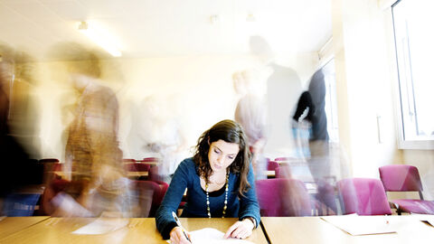 Junge Frau sitzt am Tisch