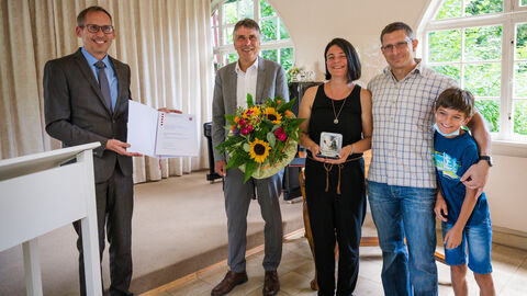 Minister Klose übergibt Urkunde an Margherita Castellano-Weber aus Nidda