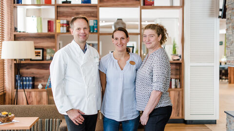 Inhaber-Ehepaar Klemens und Heike Heyne (links und rechts) mit ihrer Mitarbeiterin Geraldine Dischereit im Foyer des Hotels Köhler in Gießen