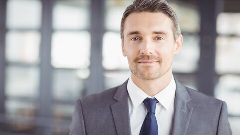 Ein Geschäftmann im Büro