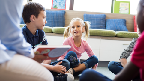 Einer Gruppe Kinder wird vorgelesen