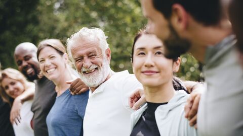 Menschen uUnterschiedlicher Nationaliät haben Spaß zusammen in einem Park