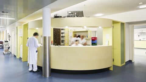Empfangstresen in einem Krankenhaus