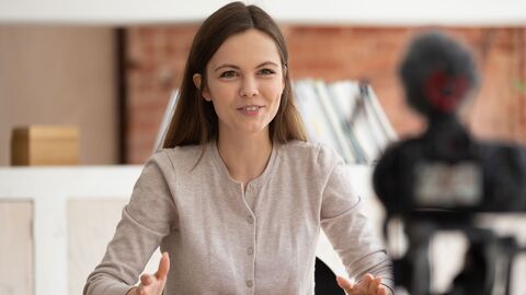 Eine jugendliche Frau erklärt engagiert ein Thema