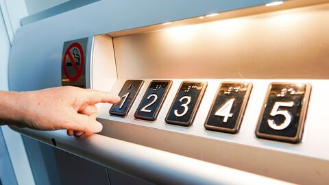 Aufzugtasten mit Brailleschrift