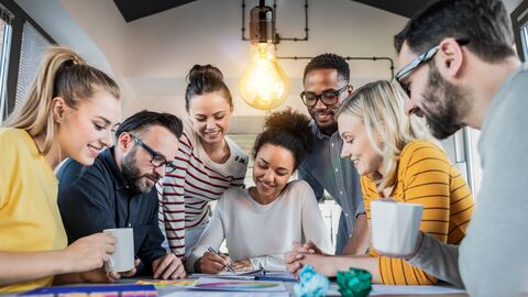 Junge Menschen unterschiedlicher Nationalität in einem kreativen Austausch