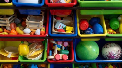 Viele Kinderspielzeuge sind in bunten Behältern getrennt und organisiert aufbewahrt Viele Kinderspielzeuge sind in bunten Behältern getrennt und organisiert aufbewahrt
