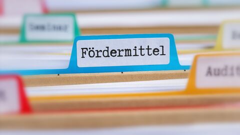Eine Hängeregistermappe beschriftet mit Reiter Fördermittel Eine Hängeregistermappe beschriftet mit Reiter Fördermittel