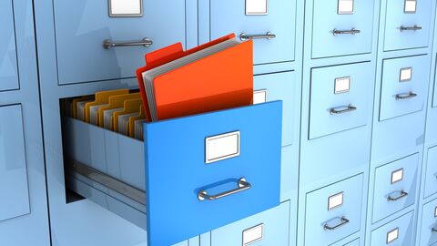 Aktenschränke mit ausgezogener Aktenschublade