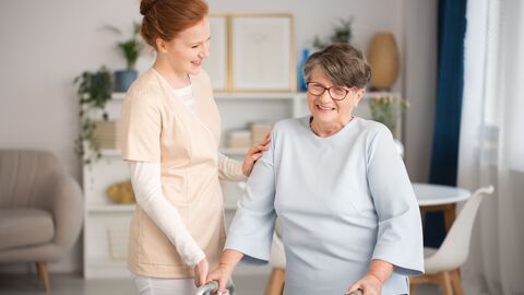 Gemeindeschwester hilft einer Seniorin in Ihrer Wohnung Gemeindeschwester hilft einer Seniorin in Ihrer Wohnung