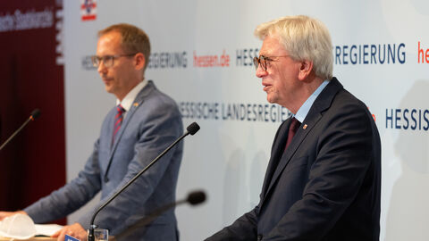 Ministerpräsident Volker Bouffier und Gesundheitsminister Kai Klose bei einer Pressekonferenz