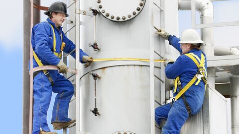 Arbeiter kontrollieren eine Industrieanlage
