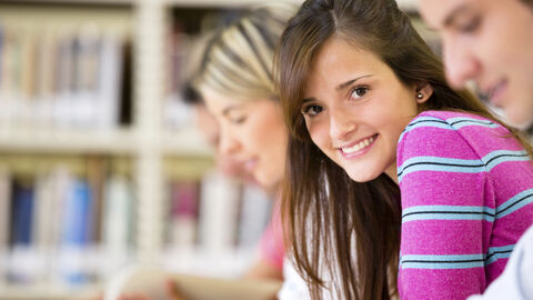 Jugendliche lernen in einer Bibliothek Jugendliche lernen in einer Bibliothek