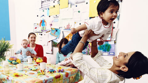 Eine Gruppe Frauen mit Migrationshintergrund sitzen an einem Tisch