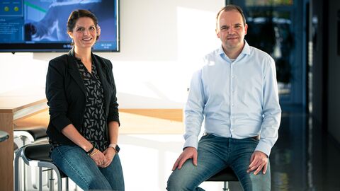 Zwei Mitarbeiter der Firma Focus IA lächeln in die Kamera