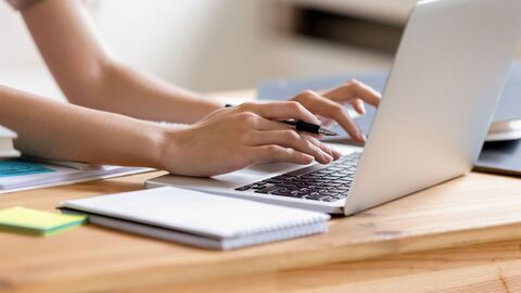 Arbeit an einem Laptop