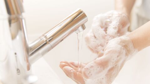 Hände mit Seife waschen