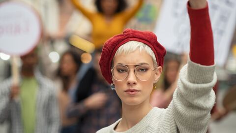 Eine junge selbstbewußte Frau demonstriert für Frauenrechte Eine junge selbstbewußte Frau demonstriert für Frauenrechte