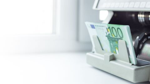 uro-EURO-Banknoten von 100 auf Geldzähler-Automaten