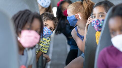Kinder tragen Maske in Reisebus Kinder tragen Maske in Reisebus