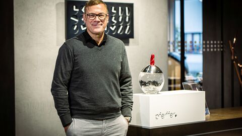 Ein Mitarbeiter der Firma Pfeiffer lächelt in die Kamera