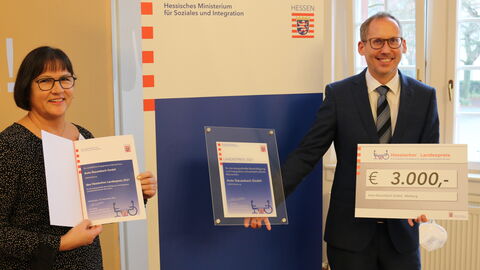 Preisträgerin Ute Stauzebach mit Sozialminister Klose Preisträgerin Ute Stauzebach mit Sozialminister Klose