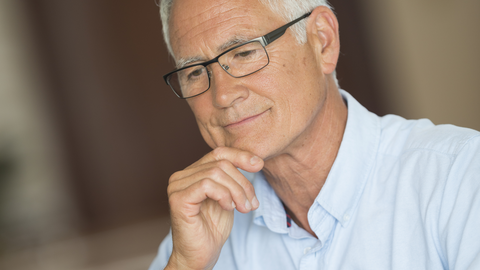 Senior arbeitet mit Laptop