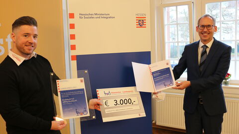 Preisträger Jeffrey Knoblauch mit Sozialminister Klose Preisträger Jeffrey Knoblauch mit Sozialminister Klose