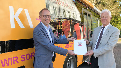 Übergabe Förderbescheid Medibus Gesundheitsminister Klose übergibt den Förderbescheid für den Medibus.