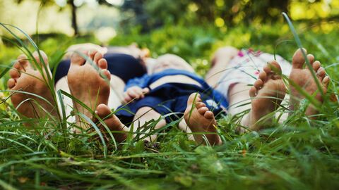 Gesundes Aufwachsen, auch mal die Schuhe ausziehen und das Gras spüren