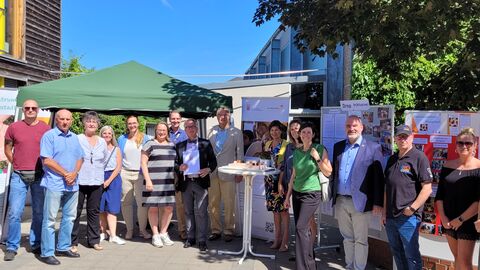 Staatssekretärin Anne Janz übergibt den Förderbescheid für Drop Inklusive
