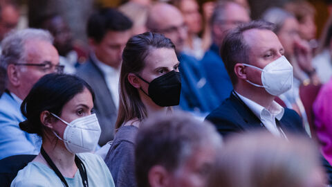 Teilnehmer*innen bei der Nationalen Impfkonferenz 2022 im Kurhaus Wiesbaden